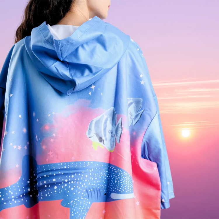 mic21ダイビングショップ[ MOONBOW ] アドベンチャーポンチョ お着替え