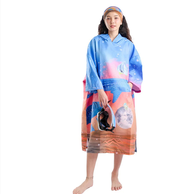 mic21ダイビングショップ[ MOONBOW ] アドベンチャーポンチョ お着替え
